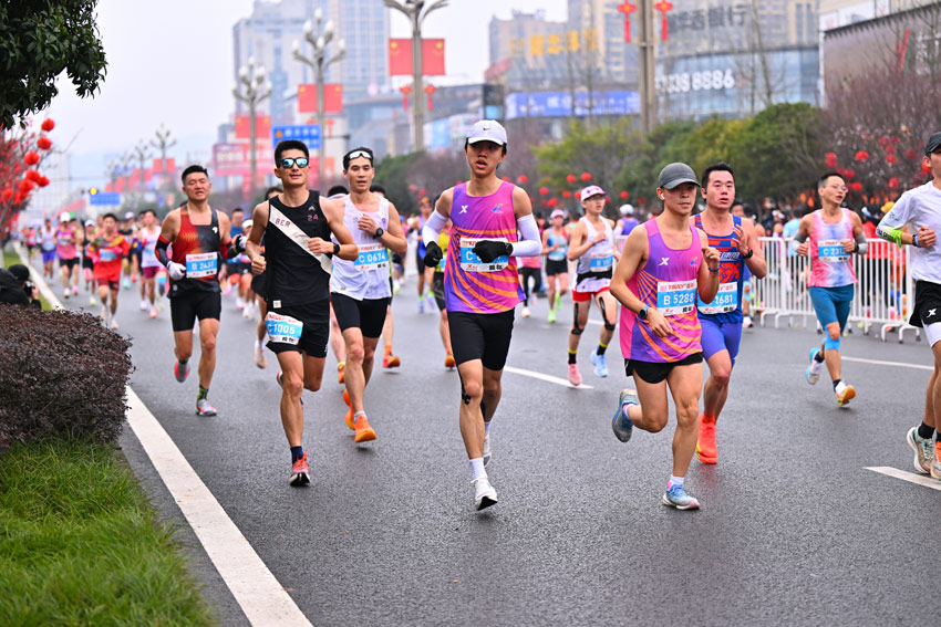 選手們你追我趕。仁壽縣委宣傳部供圖
