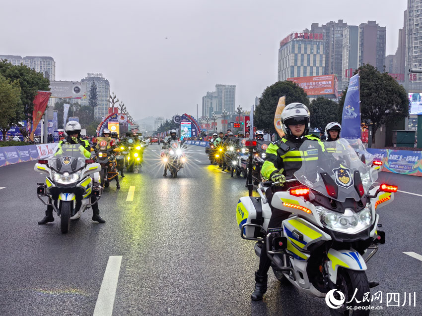 賽事開道車隊(duì)。人民網(wǎng)記者 劉海天攝