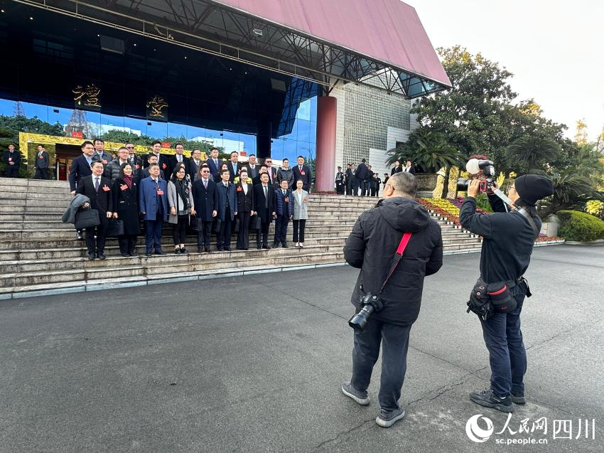 委員們在會場前合影。人民網(wǎng)記者 王波攝