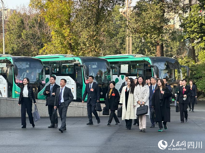 委員們步入會場。人民網(wǎng)記者 王波攝