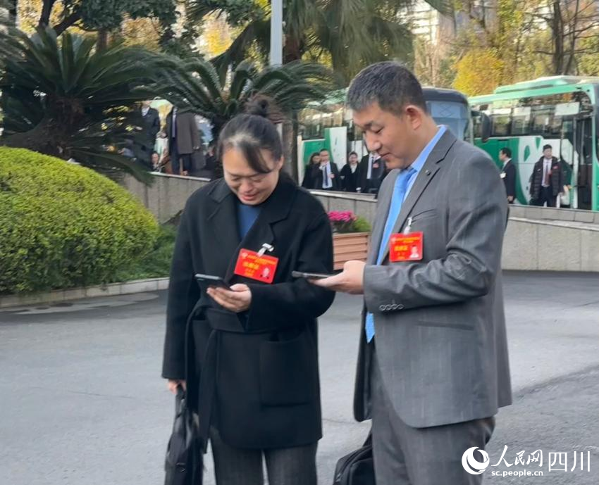 開幕前，委員們在會場外交流。人民網(wǎng)記者 王波攝
