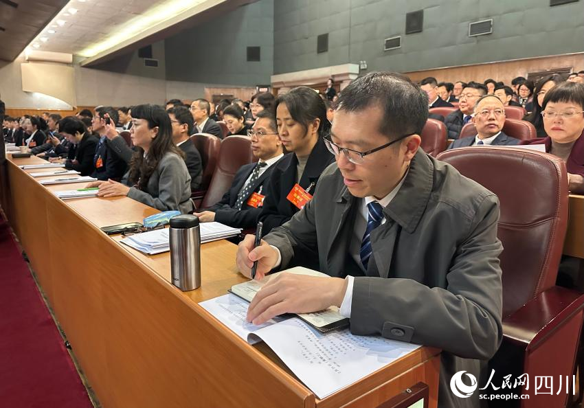 2月25日，成都市政協(xié)十六屆三次會議在金牛賓館開幕。人民網(wǎng)記者 王波攝