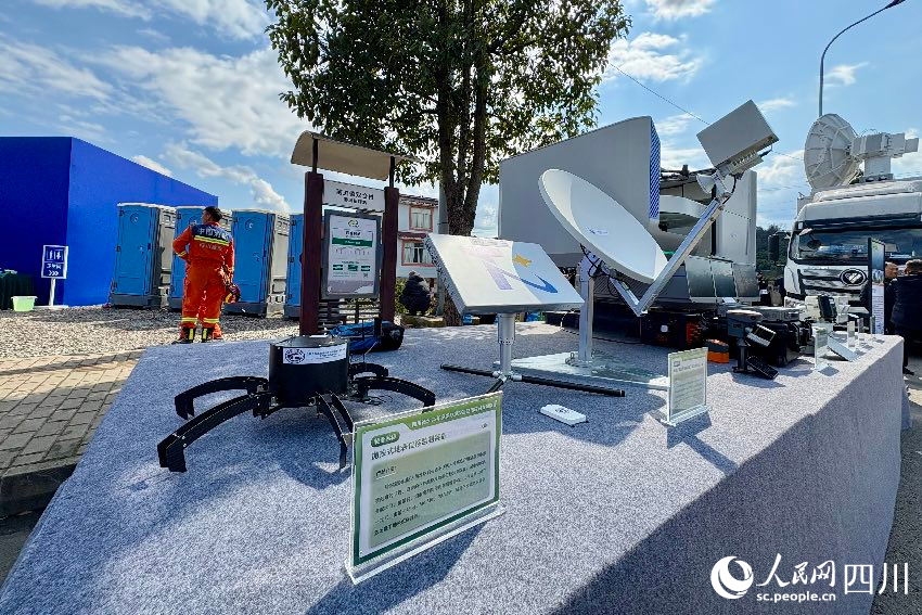 四川省2025年突發(fā)地質(zhì)災(zāi)害防范應(yīng)對專項(xiàng)演練現(xiàn)場裝備展示。人民網(wǎng)記者 朱虹攝