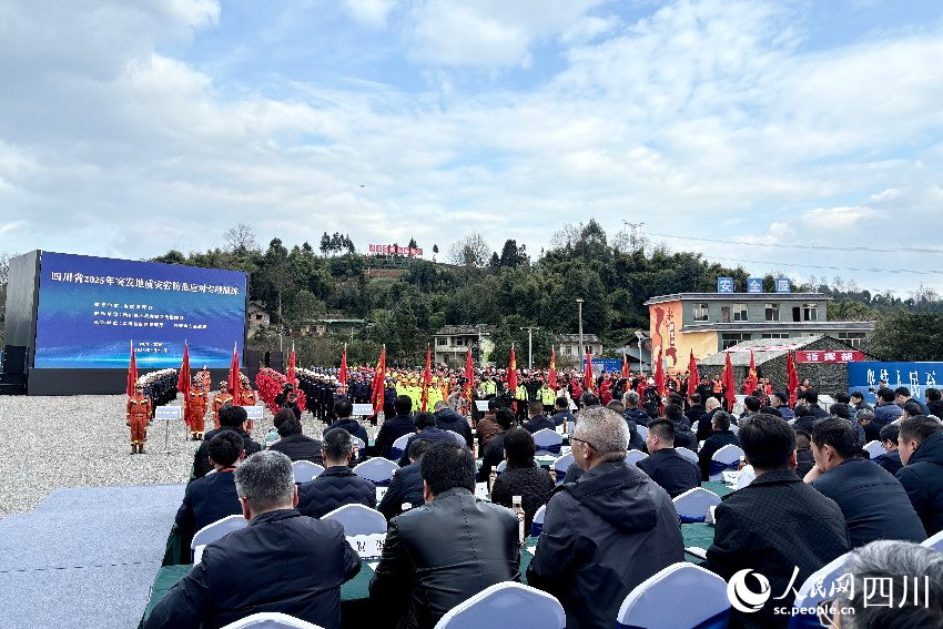四川省2025年突發(fā)地質(zhì)災(zāi)害防范應(yīng)對專項(xiàng)演練現(xiàn)場。人民網(wǎng)記者 朱虹攝
