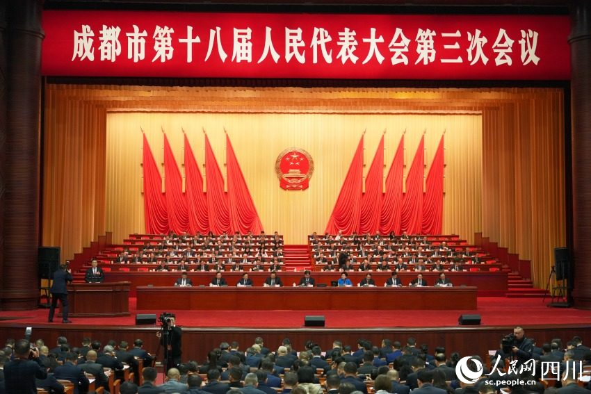 成都市第十八屆人民代表大會第三次會議開幕現(xiàn)場。人民網 王凡攝