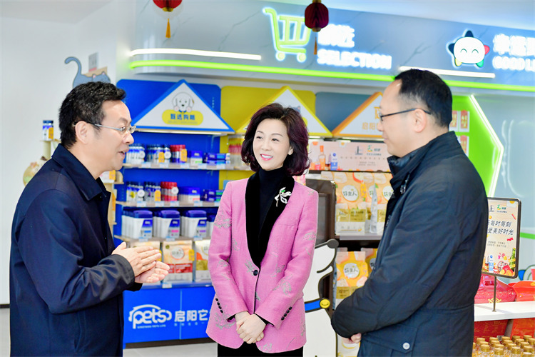 王麒走訪啟陽(yáng)集團(tuán)旗下“油氣氫電服“一體化綜合能源服務(wù)站。趙文文供圖