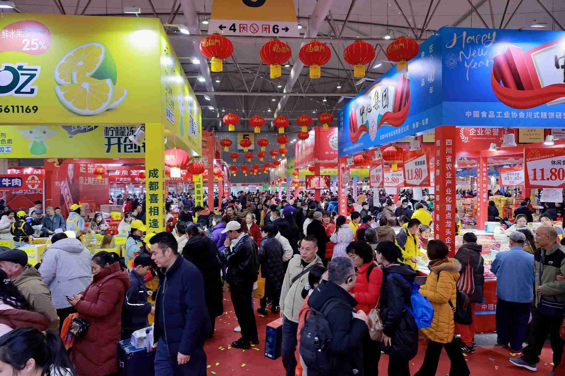 第28屆四川新春年貨購物節(jié)期間，成都世紀城國際會展中心展區(qū)現(xiàn)場。成都市博覽局供圖