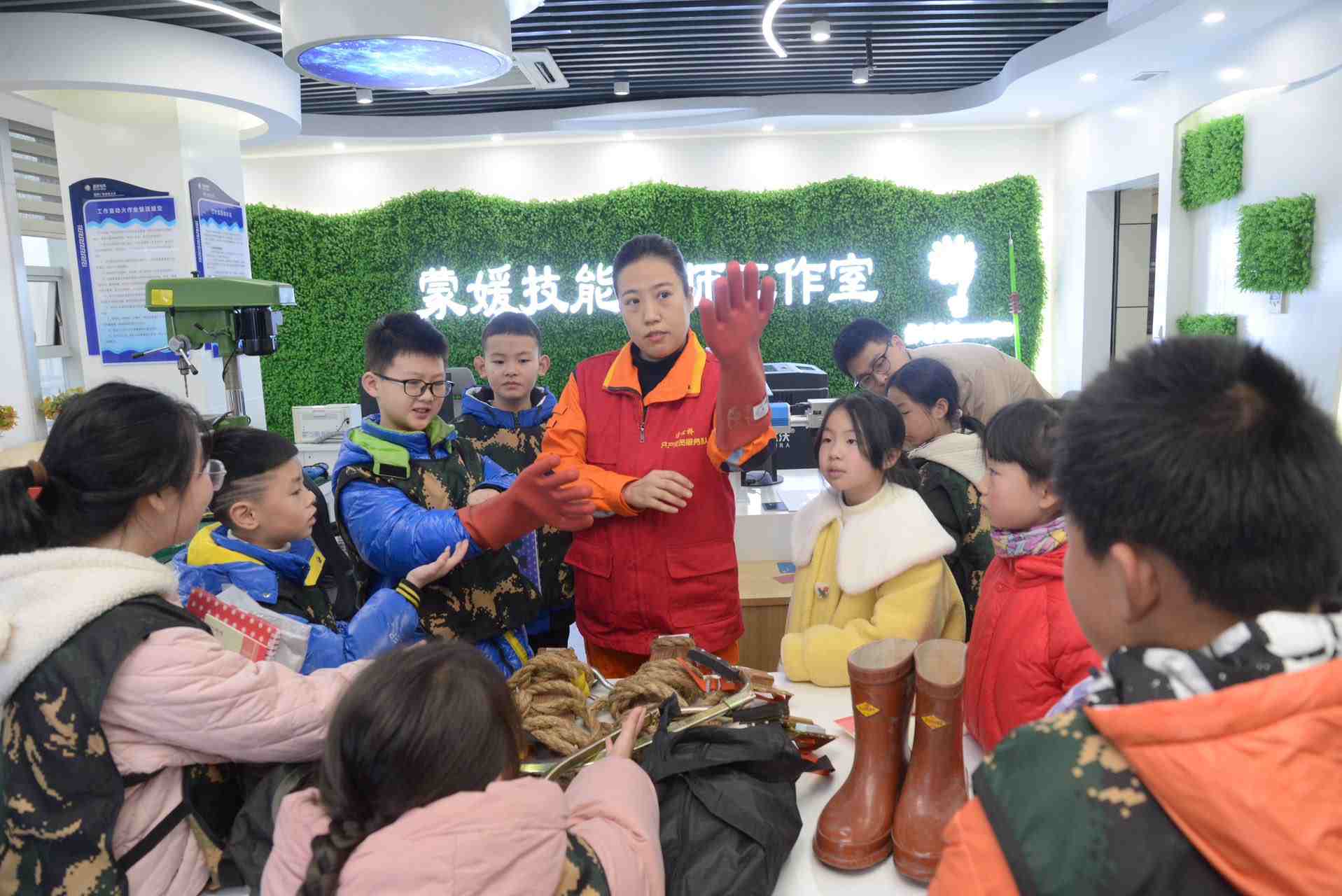 蒙媛為社區(qū)兒童進(jìn)行電力知識科普。受訪者供圖