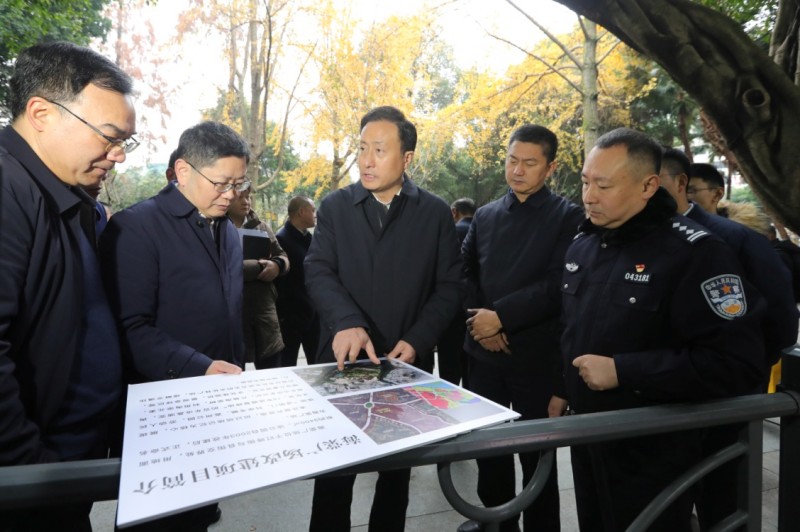 趙波（中）在樂山市市中區(qū)調(diào)研緩堵保暢和“四公一農(nóng)”建設(shè)提升工作。樂山市委宣傳部供圖