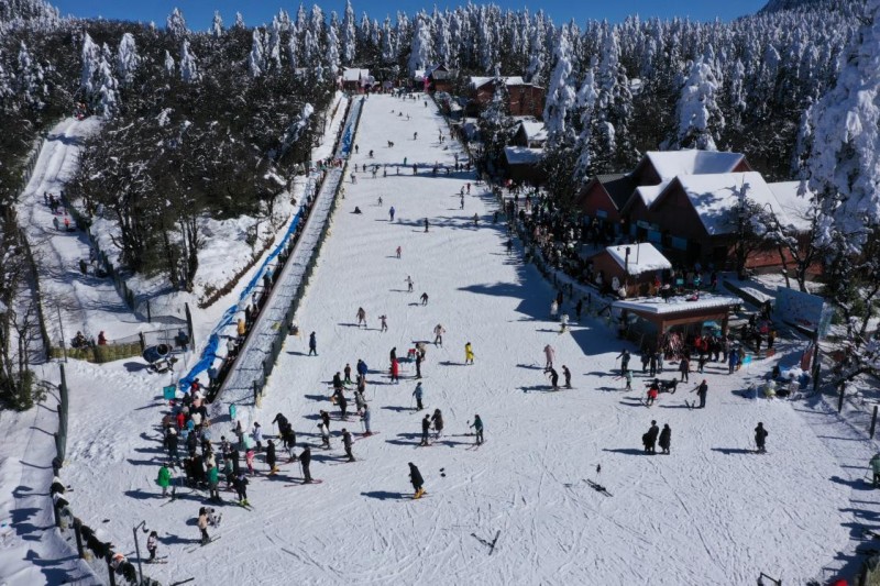 游客在峨眉山景區(qū)體驗(yàn)滑雪樂趣。樂山市委宣傳部供圖