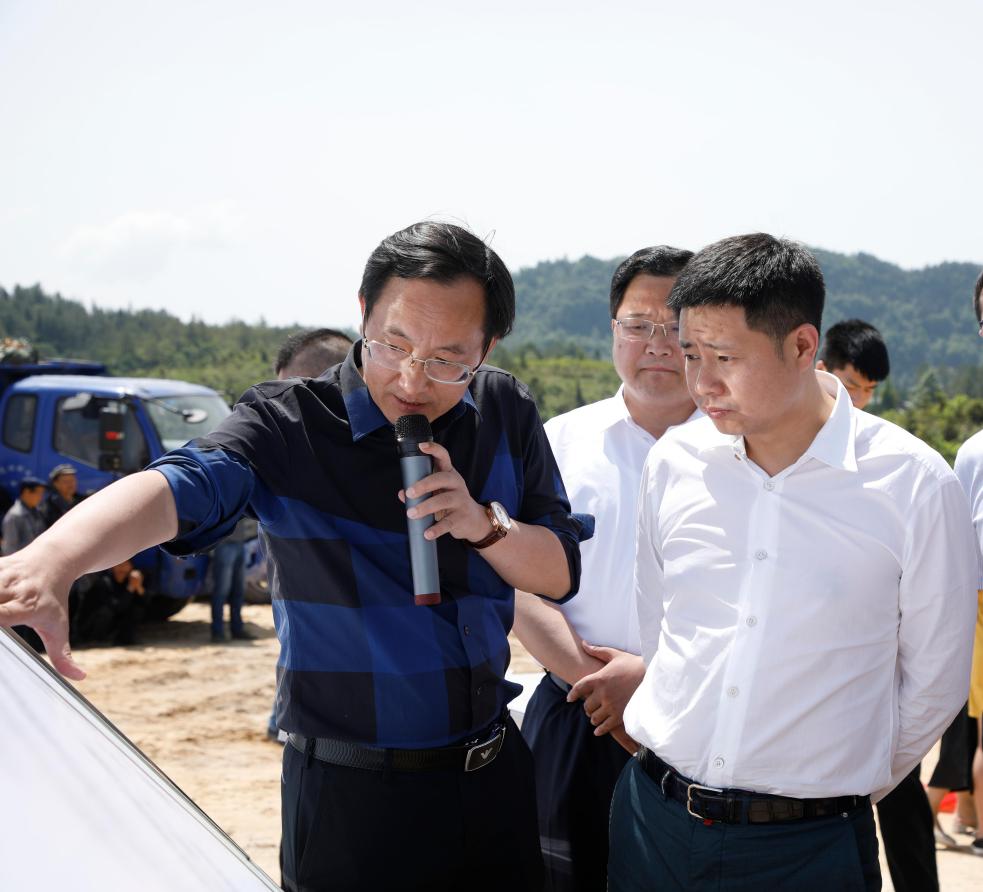 全國人大代表、藍潤集團董事長戴學斌在一線調(diào)研。藍潤集團供圖