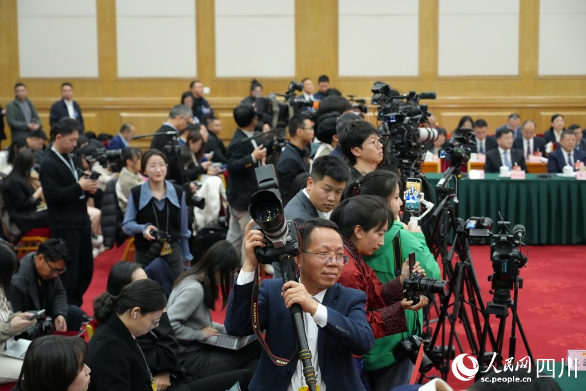 會議現(xiàn)場的記者。人民網(wǎng)記者 李平攝