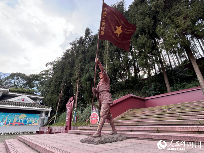 景區(qū)內(nèi)的紅色文化雕塑。實(shí)習(xí)生謝俊皓 攝