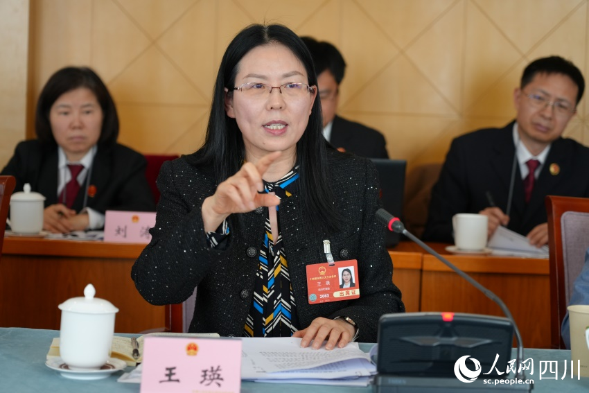 全國人大代表、廣安市副市長王瑛。人民網(wǎng)記者 李平攝