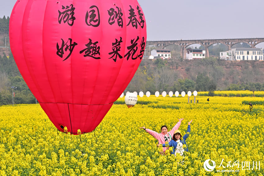 花香百里醉農(nóng)家。人民網(wǎng)記者 劉海天攝