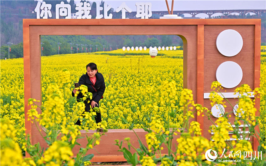 黃金臺(tái)上兩相搭。人民網(wǎng)記者 劉海天攝