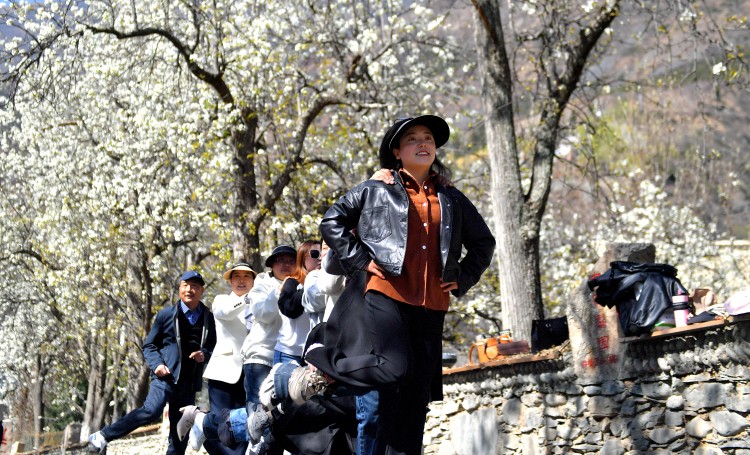 游客在阿壩旅游跳起歡樂的舞蹈。阿壩州委宣傳部供圖