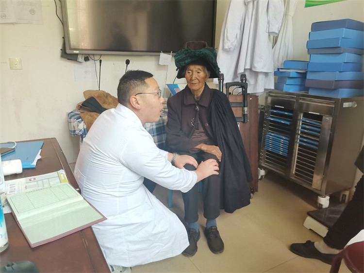 黃苛了解病人情況。