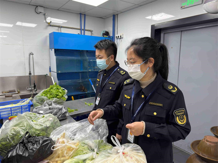 工作人員在有云餐廳（西源集）店后廚進行檢查。