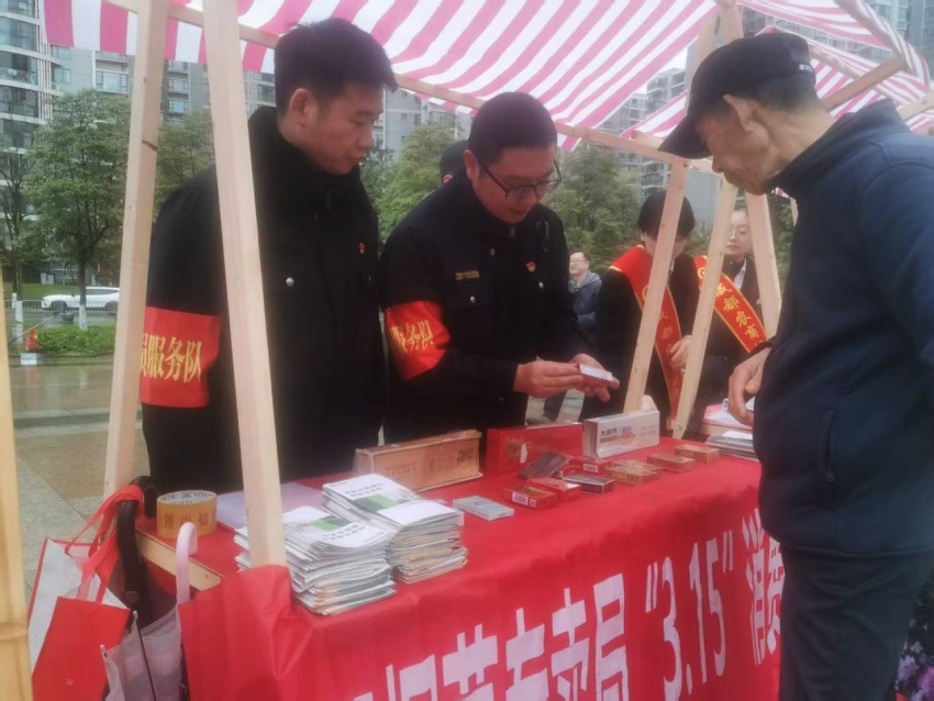 工作人員向市民普及《消費者權(quán)益保護法》《食品安全法》等相關(guān)法律法規(guī)。新都區(qū)市場監(jiān)管局供圖