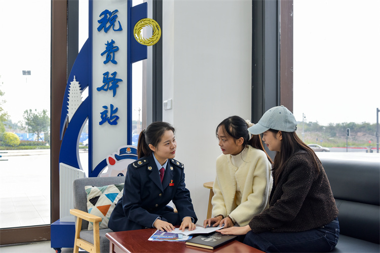 稅務(wù)干部在稅費(fèi)驛站開(kāi)展宣傳輔導(dǎo)活動(dòng)。成都市稅務(wù)局供圖
