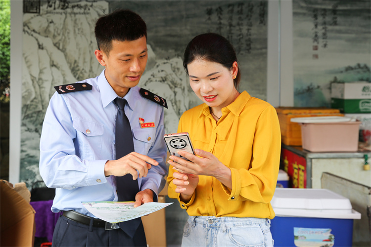 稅務(wù)干部為納稅人講解納稅信用相關(guān)事項(xiàng)。成都市稅務(wù)局供圖
