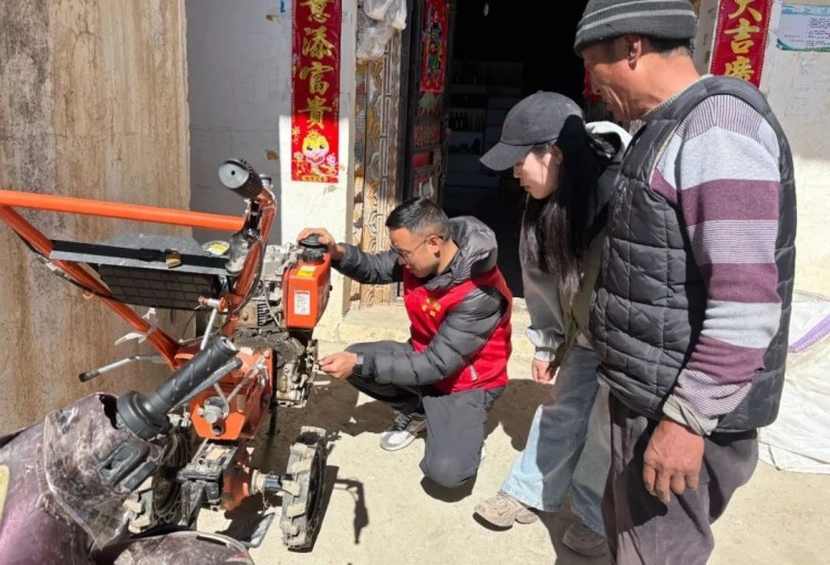 澤郎幫助村民檢查機(jī)械農(nóng)具。黑水縣融媒體中心供圖