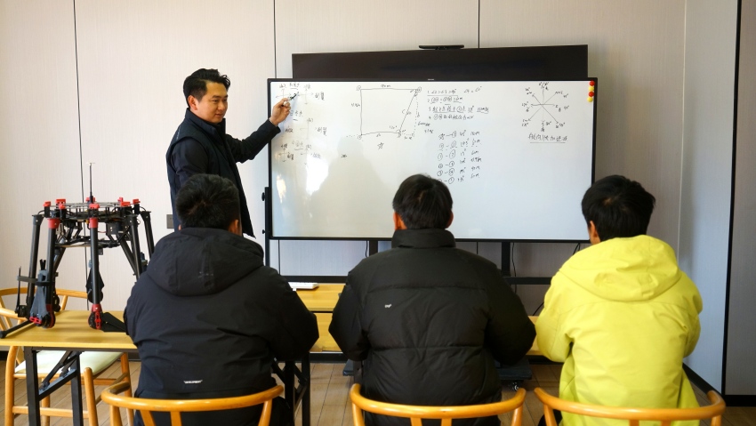 周棟正在做無人機(jī)培訓(xùn)。德昌縣委宣傳部供圖