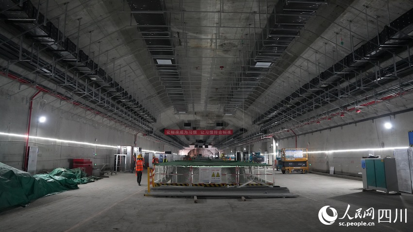 成都地鐵十三號線華西壩站建設現(xiàn)場內，管廊設施規(guī)整，施工井然有序。人民網記者 郭瑩攝