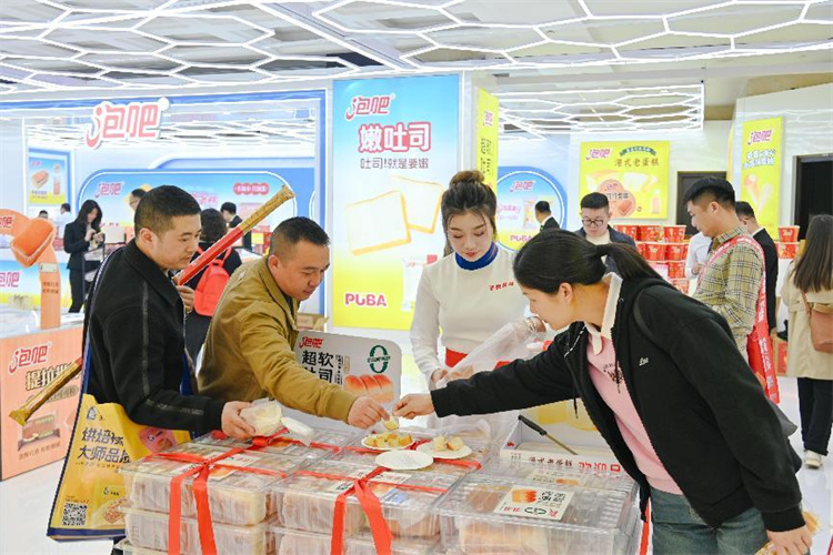 客商提供現(xiàn)場品鑒。青羊區(qū)融媒體中心供圖.jpg