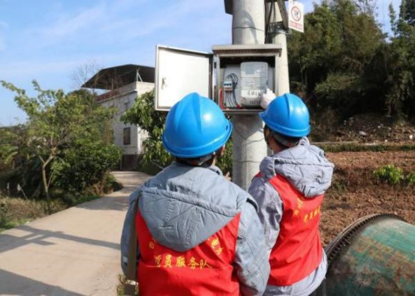 合江電力公司為花椒基地安裝智能化配電設備。四川省水電集團供圖