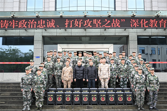 “箱”送新兵。富順縣退役軍人事務局供圖