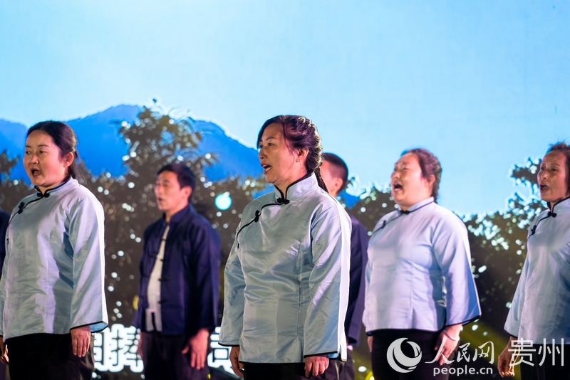 “村晚”舞臺上的周廷勇（中）。人民網(wǎng) 涂敏攝