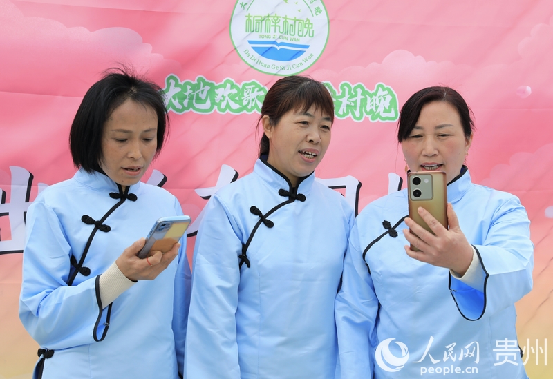 周廷勇（右一）與同伴。人民網(wǎng) 龍章榆攝