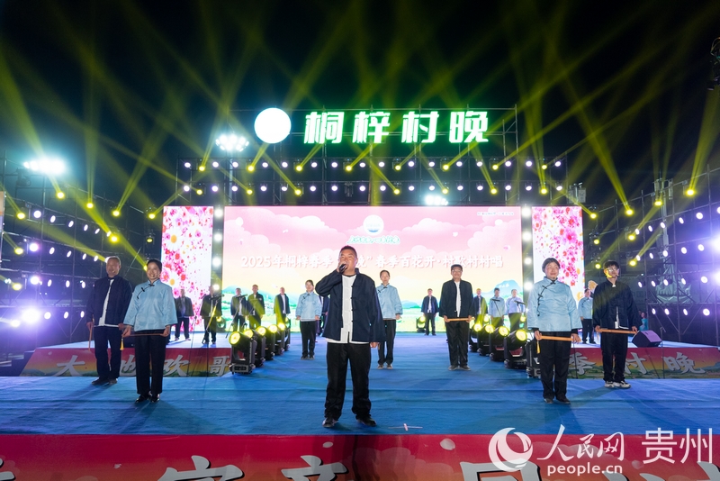 周廷勇與公平村歌隊隊員們一同登臺表演。人民網(wǎng) 涂敏攝
