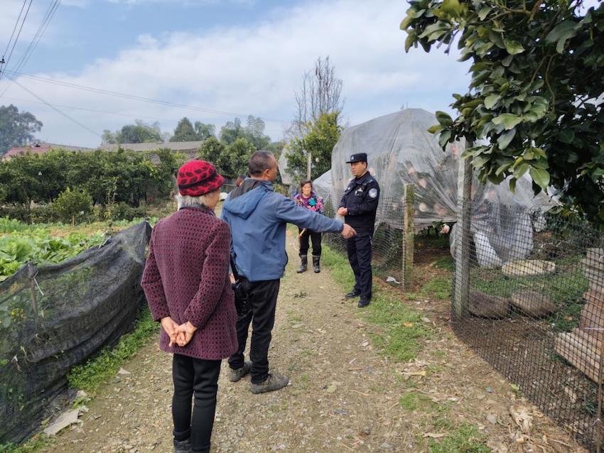 村警調(diào)解土地糾紛。蒲江縣公安局供圖