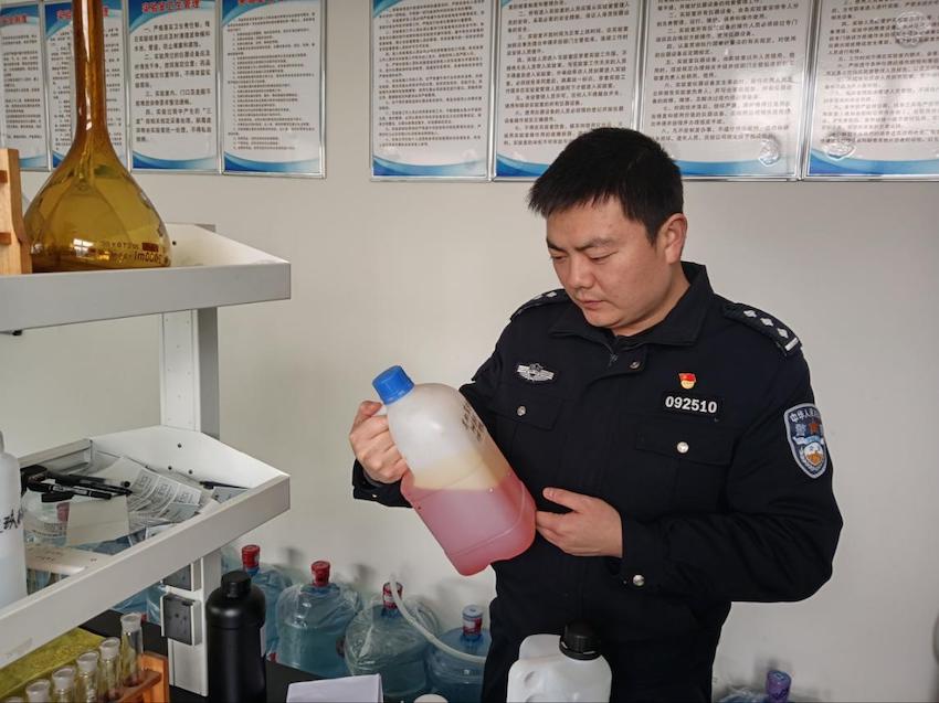 民警檢查農(nóng)資銷售點。蒲江縣公安局供圖