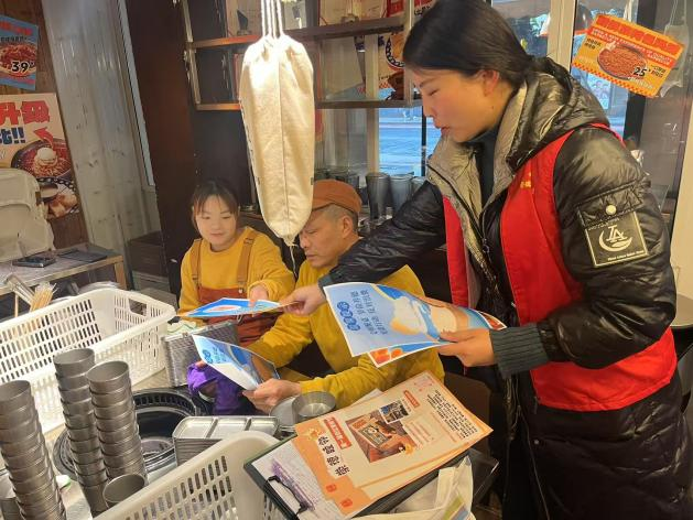 工作人員深入街頭餐飲店現(xiàn)場宣講。錦江區(qū)錦官驛街道供圖