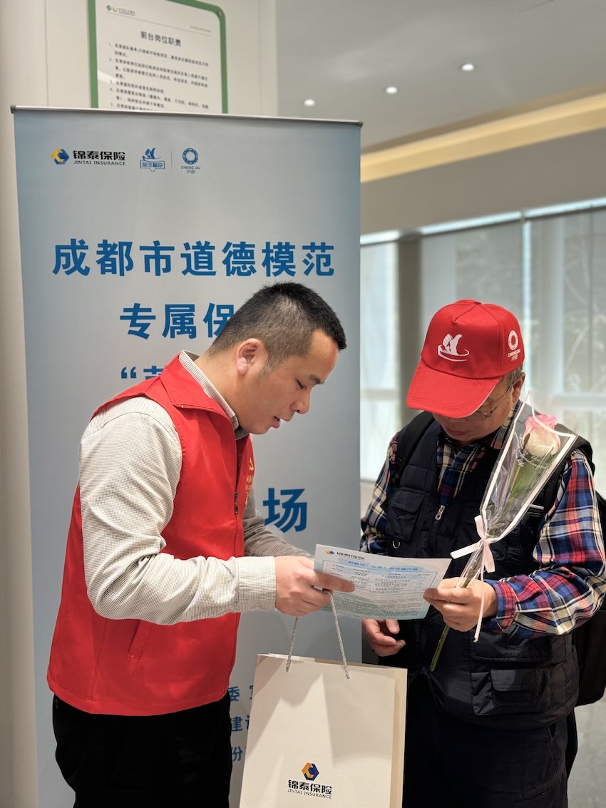 志愿者為道德模范送上鮮花。受訪者供圖