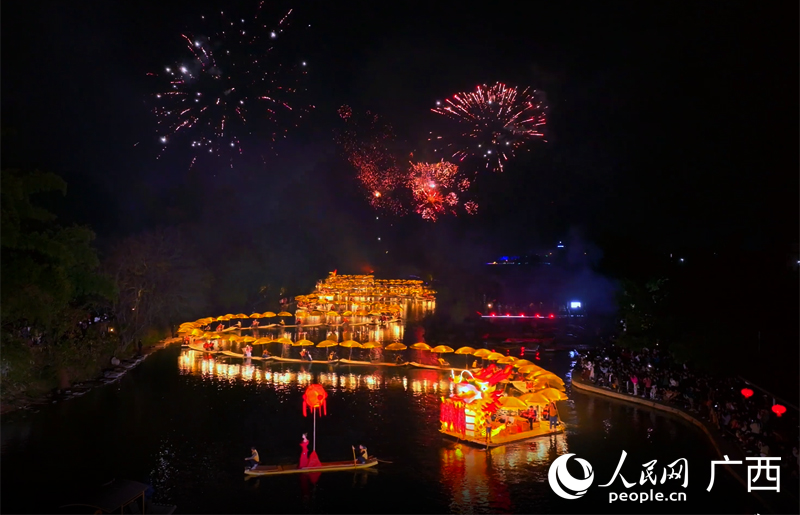 漓江漁火節(jié)“金龍巡游”活動(dòng)。人民網(wǎng) 付華周攝