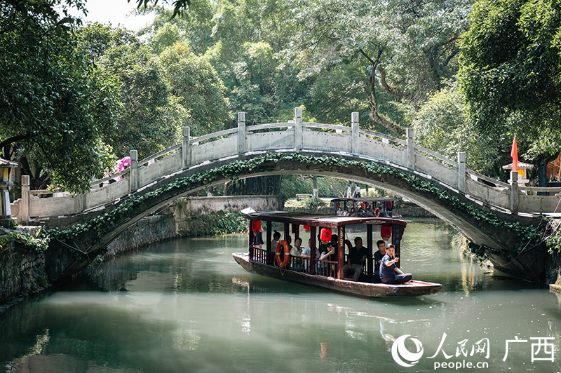 靈渠風(fēng)光。人民網(wǎng)記者 嚴(yán)立政攝