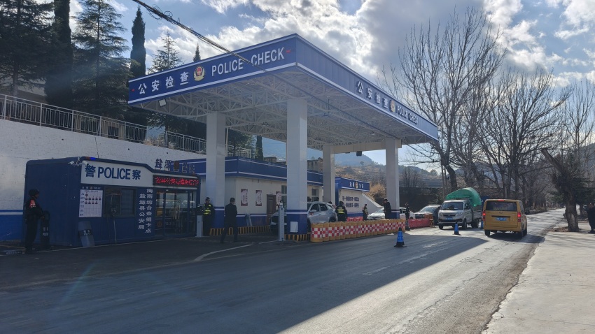 涼山州鹽源縣梅雨環(huán)川綜合查緝卡點(diǎn)。陳萱攝