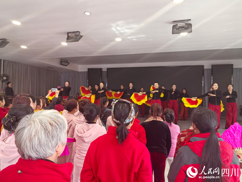 鄉(xiāng)村大舞臺，游客正彩排。人民網(wǎng)記者 劉海天攝