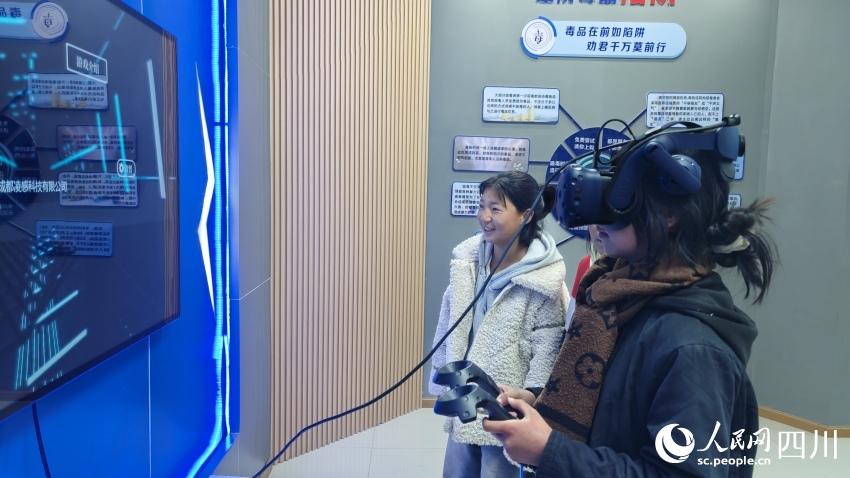布拖中學(xué)禁毒防艾教育基地中，2名學(xué)生在體驗VR游戲。陳萱攝