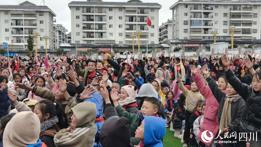 展演活動現(xiàn)場，依撒小學(xué)學(xué)生積極參與禁毒知識搶答互動環(huán)節(jié)。陳萱攝