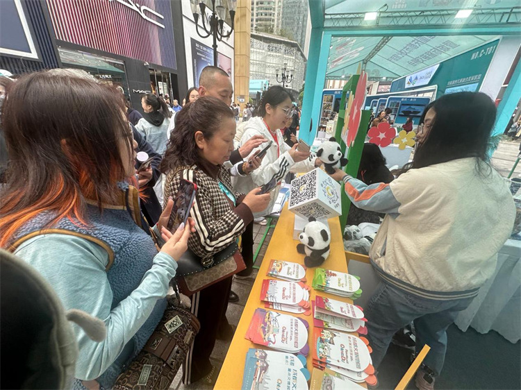 市民游客關(guān)注成都文旅資訊。主辦方供圖
