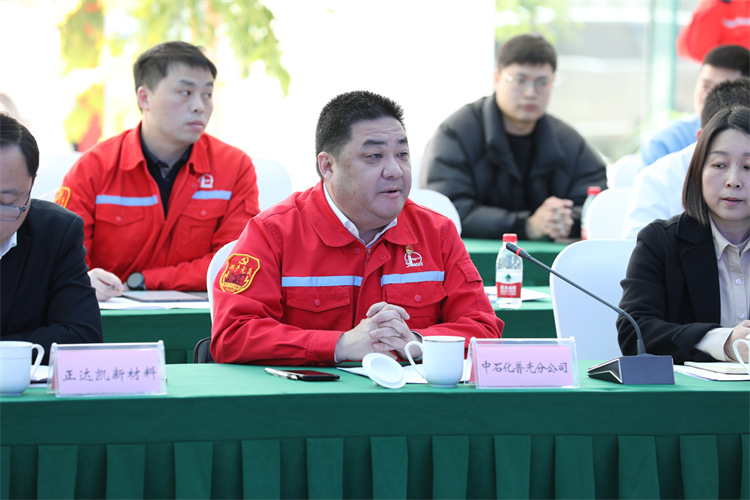 企業(yè)代表發(fā)言。