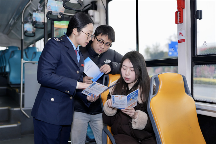 稅務(wù)干部在公交車上為納稅人繳費人講解稅收政策。成都市稅務(wù)局供圖