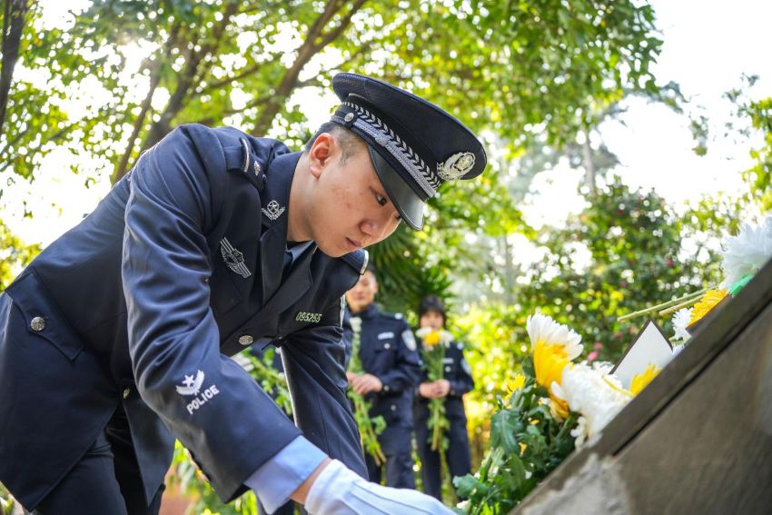 民（輔）警祭掃烈士墓。成都公安供圖