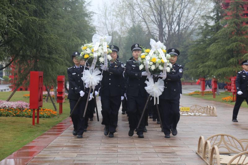 向英烈敬獻(xiàn)花籃。成都公安供圖
